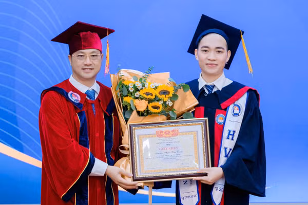  PGS.TS Phạm Văn Thuần – Giám đốc Học viện Quản lý giáo dục tặng Giấy khen cho tân cử nhân Phạm Văn Tuấn.