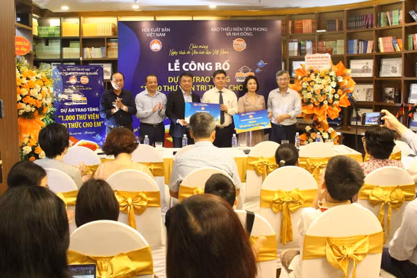 Đơn vị đồng chủ trì trao tặng 20 thư viện cho Dự án.