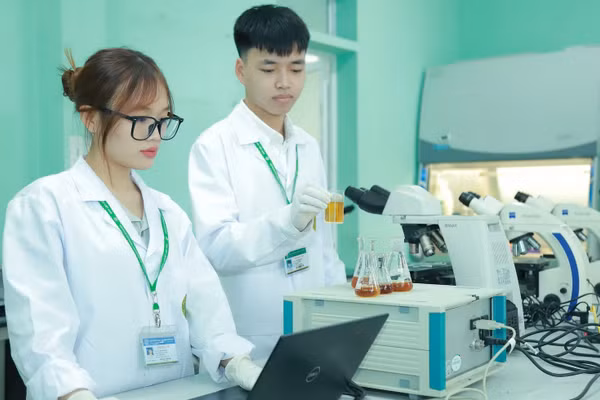 Sinh viên Học viện Nông nghiệp Việt Nam thực hành trong phòng thí nghiệm.