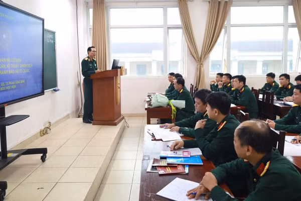 Trung tướng, GS, TS Phan Tùng Sơn giảng bài cho học viên Khoá 20 - Hoàn thiện cán bộ hậu cần cấp trung, sư đoàn.