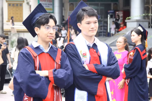 Các tân bác sĩ y học cổ truyền trong ngày nhận bằng tốt nghiệp.