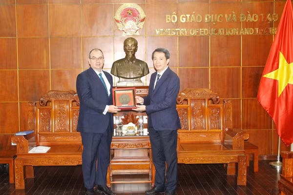 Thứ trưởng Bộ GD&ĐT Phạm Quang Hưng tặng quà cho ông Nicolas Mainetti.