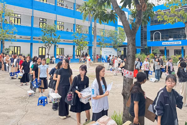 Thí sinh ngành Mỹ thuật mang theo rất nhiều đồ như bảng vẽ, bút màu, ghế,…