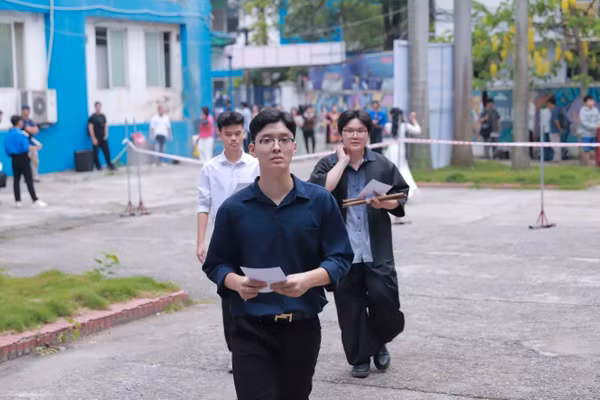 Thí sinh chuẩn bị bước vào phòng thi.
