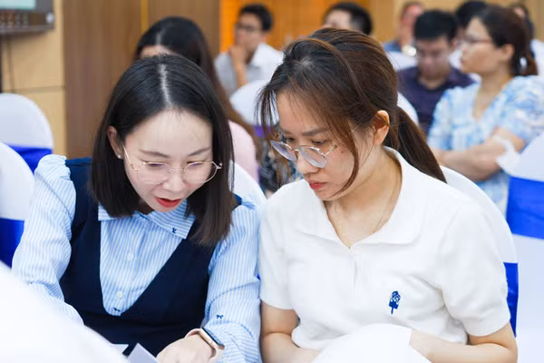 Các chuyên gia, đại biểu nghiên cứu, thảo luận danh mục vấn đề chuyên môn.
