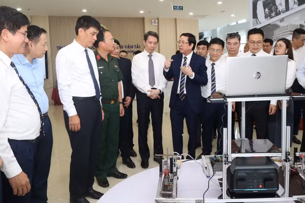Thứ trưởng Bộ GD&ĐT Phạm Quang Hưng thăm triển lãm của Trường Đại học Giao thông vận tải.