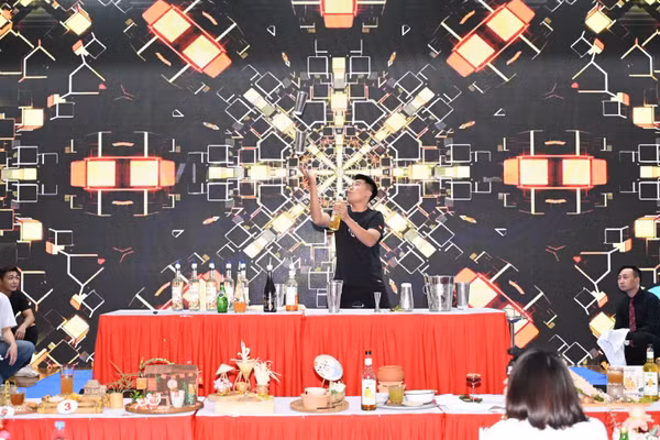Thí sinh trình diễn nội dung thi Flair Bartending.