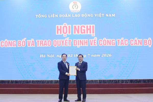 Ông Nguyễn Anh Tuấn - Chủ tịch Tổng Liên đoàn Lao động Việt Nam (bên phải) trao Quyết định bổ nhiệm PGS.TS Lê Mạnh Hùng giữ chức vụ Hiệu trưởng Trường ĐH Công đoàn.