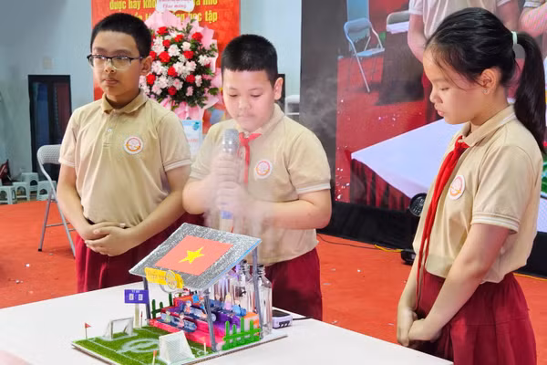 Nhóm Ngôi Sao 5A, Trường Tiểu học Bùi Quốc Khái giới thiệu về mô hình "Hệ thống làm mát khán đài thông minh".