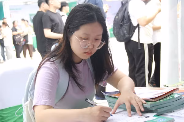 Ngay trong Ngày hội việc làm, nhiều sinh viên Học viện Nông nghiệp Việt Nam đã được doanh nghiệp tuyển dụng.