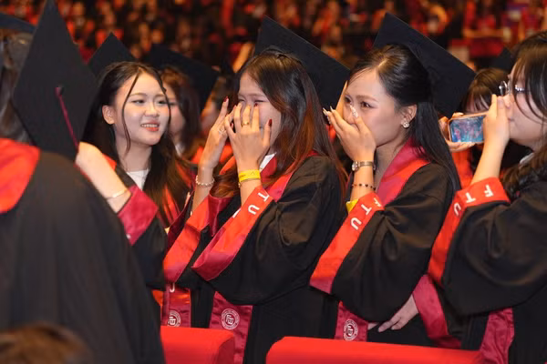 Các tân cử nhân hạnh phúc và xúc động trong ngày nhận bằng tốt nghiệp.