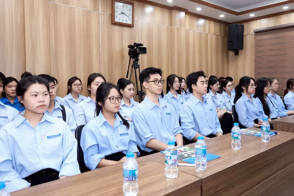 Sinh viên Trường Đại học Mở Hà Nội tham gia hội thảo.