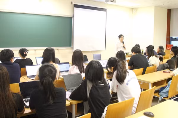 Một lớp học ở Đại học Kinh tế quốc dân. Ảnh: TG.