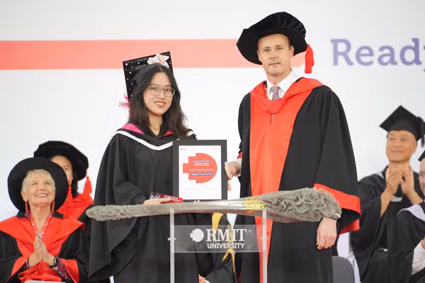 Nguyễn Thúy Anh Thư trong ngày nhận bằng tốt nghiệp. Ảnh: RMIT.