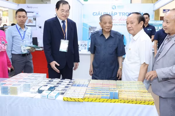 Lãnh đạo Trường Đại học Kinh doanh và Công nghệ Hà Nội tham quan các gian triển lãm liên quan đến thiết bị y tế.