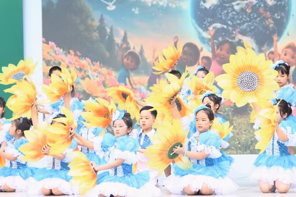 Học sinh Trường tiểu học Phương Mai (Kim Liên, Hà Nội) biểu diễn văn nghệ với chủ đề lối sống xanh, bảo vệ môi trường.