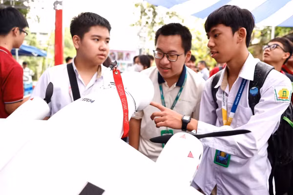 Học sinh trải nghiệm các mô hình từ kết quả nghiên cứu. Ảnh: Dương Triều.