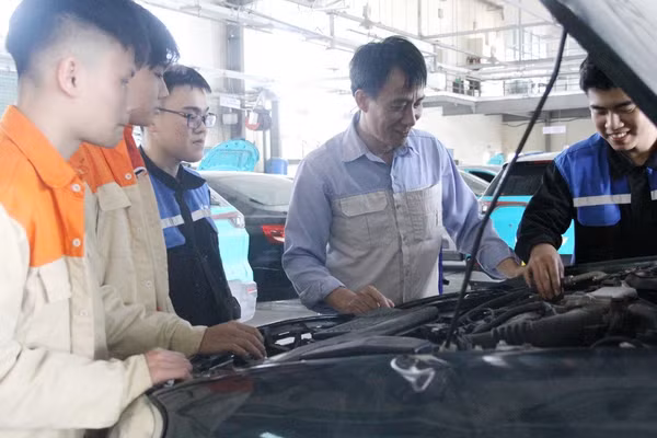 Sinh viên Trường Cao đẳng nghề Kỹ thuật Công nghệ thực hành trên ô tô. 