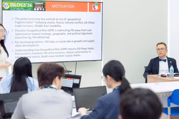 Nguyễn Thị Thanh Thủy trình bày báo cáo tại một hội thảo quốc tế.