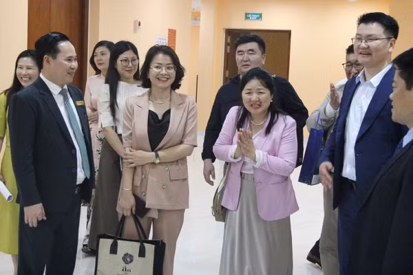 PGS.TS Lê Mạnh Hùng trao đổi bên lề với đoàn đại biểu cấp cao Tổng Công đoàn Mông Cổ.