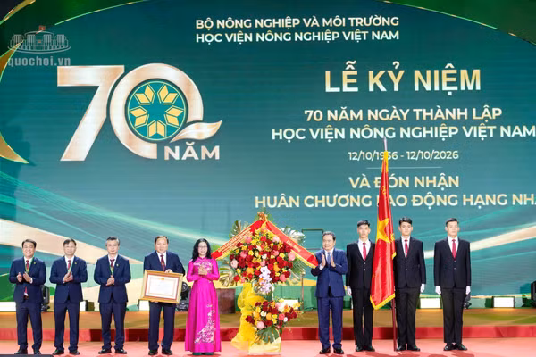 Chủ tịch Quốc hội Trần Thanh Mẫn trao Huân chương Lao động hạng Nhất tặng Học viện Nông nghiệp Việt Nam