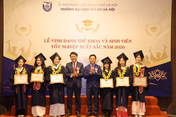 Lãnh đạo Trường Đại học Thủ đô Hà Nội vinh danh, khen thưởng các sinh viên tốt nghiệp thủ khoa và xuất sắc.