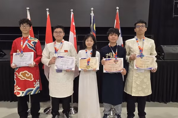 Nguyễn Gia Khánh (ngoài cùng bên phải) tại kỳ thi Olympic tiếng Anh Đông Nam Á Gelosea.