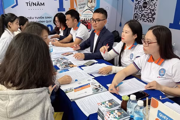 Cán bộ, giảng viên Trường ĐH Thương mại tư vấn tuyển sinh, hướng nghiệp cho thí sinh.