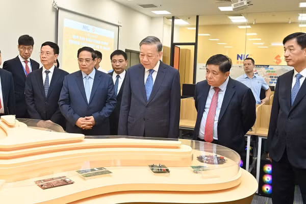 Tổng Bí thư Tô Lâm, Thủ tướng Phạm Minh Chính và các đại biểu thăm Trung tâm vi mạch bán dẫn. (Ảnh Báo Nhân dân)