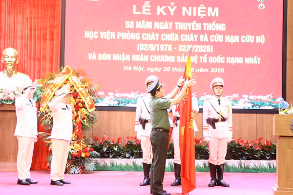 Đại tướng Lương Tam Quang - Bộ trưởng Bộ Công an trao Huân chương Bảo vệ Tổ quốc hạng Nhất cho Học viện Phòng cháy chữa cháy và Cứu nạn cứu hộ.