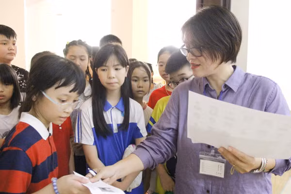 Giám thí gọi thí sinh vào phòng thi.