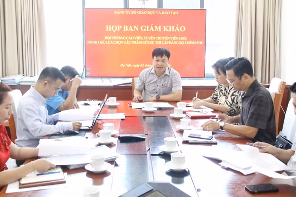 Ban Giám khảo họp ngày 2/6.