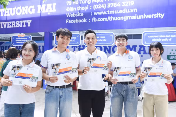 Sinh viên Trường Đại học Thương mại. Ảnh: Xuân Quý.