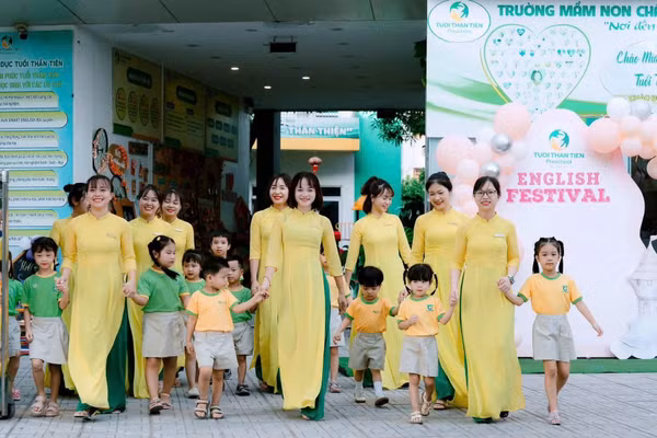 Tại Trường Mầm non Tuổi Thần Tiên, trẻ luôn coi các cô như mẹ hiền.
