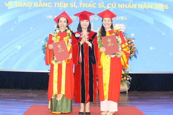 Hơn 400 tân khoa Học viện Quản lý giáo dục nhận bằng tốt nghiệp