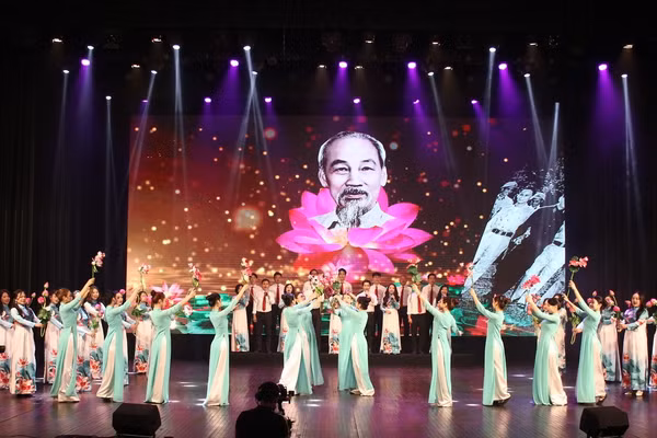 Nhạc phẩm "Hồ Chí Minh đẹp nhất tên Người" do Công đoàn Trường Đại học Sư phạm Hà Nội biểu diễn.