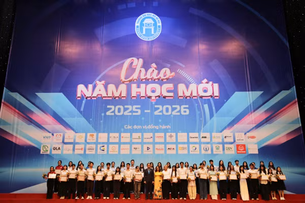 PGS.TS Nguyễn Thị Nhung – Hiệu trưởng và PGS.TS Dương Thăng Long – Phó Hiệu trưởng Trường ĐH Mở Hà Nội trao Giấy khen và tặng hoa chúc mừng sinh viên xuất sắc. 