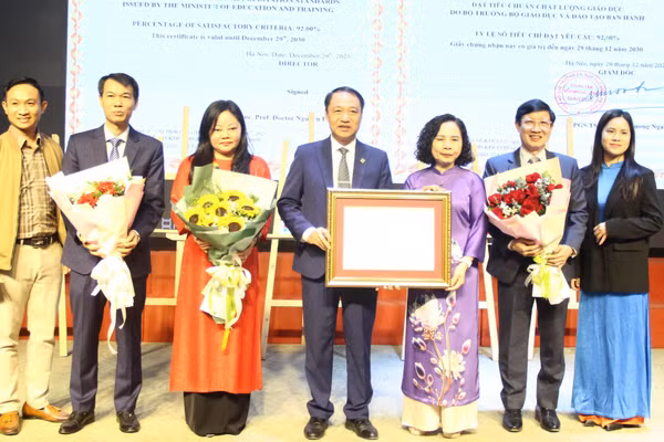 PGS.TS Nguyễn Phương Nga trao Giấy chứng nhận kiểm định chất lượng cho các chương trình đào tạo.