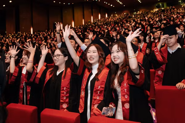 Tân cử nhân trong ngày nhận bằng tốt nghiệp.