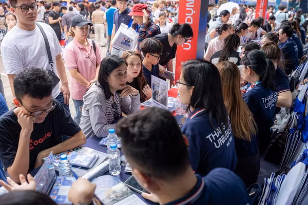 Thí sinh, phụ huynh tìm hiểu các ngành, chương trình đào tạo tại các gian tư vấn.