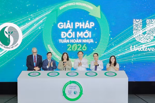 Các đại biểu thực hiện nghi thức phát động Cuộc thi “Giải pháp Đổi mới Tuần hoàn Nhựa 2026”. Ảnh: BTC.