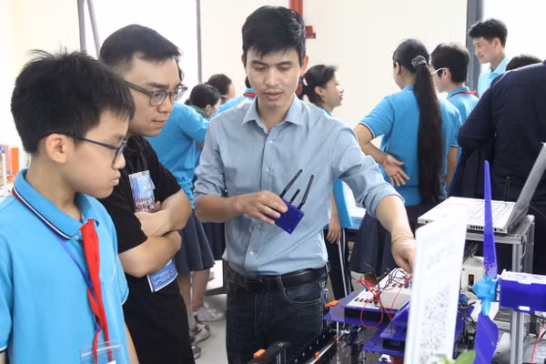 Học sinh trải nghiệm giáo dục STEM ngay tại sự kiện.