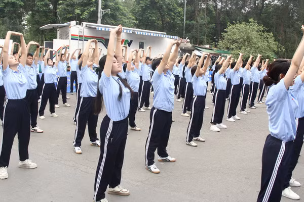 Sinh viên Học viện Y - Dược học cổ truyền Việt Nam trình diễn bài tập dưỡng sinh đặc biệt tại Ngày Sức khỏe toàn dân 7/4.