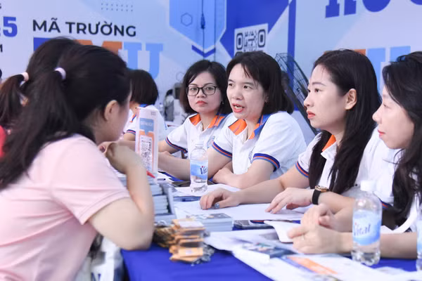 Cán bộ, giảng viên Trường ĐH Thương mại tham gia tư vấn tuyển sinh. Ảnh: Xuân Quý.