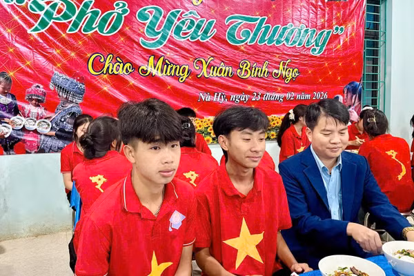 Ông Nguyễn Văn Tập - Hiệu trưởng Trường Phổ thông Dân tộc nội trú THPT Nà Hỳ ăn phở "không đồng" cùng học trò.
