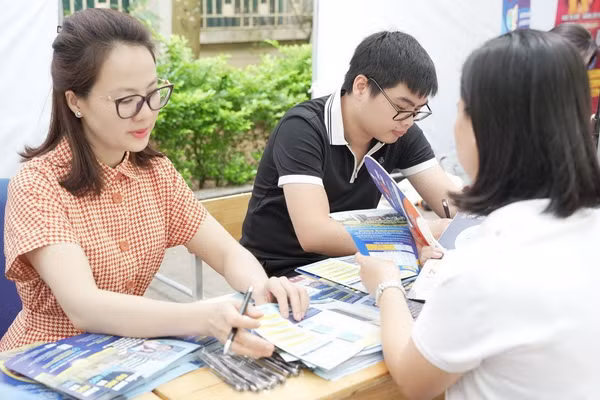 Trường ĐH Công đoàn tư vấn tuyển sinh, hướng nghiệp cho học sinh Trường THPT Khương Đình, Hà Nội.