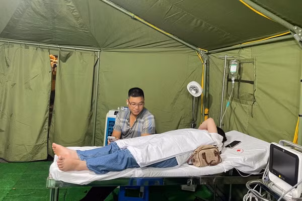 Bệnh nhân được theo dõi tại lều y tế dã chiến số 1.