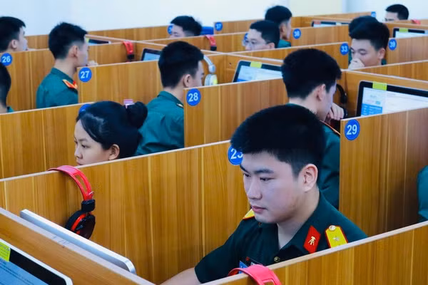 Thí sinh dự thi phần nhận thức bằng hình thức trắc nghiệm trực tuyến trên máy tính.