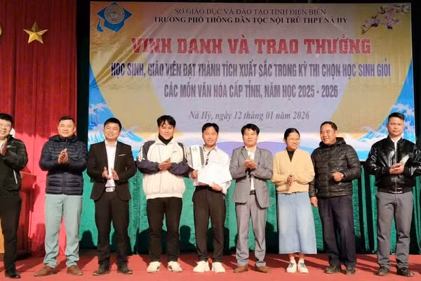 Các thầy, cô giáo và các mạnh thường quân trao tiền thưởng cho học sinh Thào Gia Sa Gia.