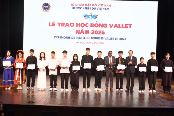 Thứ trưởng Thường trực Bộ GD&ĐT Phạm Ngọc Thưởng trao học bổng cho học sinh.